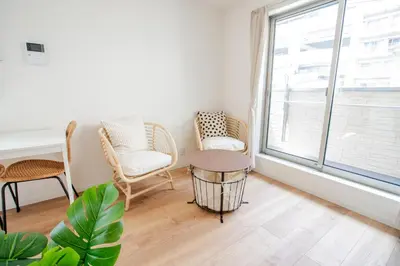 a living room with a table and chairs and a window at \u65b0\u5bbf \u6d89\u8c37 \u539f\u5bbf\u53ef\u591a\u7ebf\u76f4\u8fbe \u6709Wifi \u5c71\u624b\u7ebf\u5927\u7ad9\u6c60\u888b\u8f66\u7ad9\u4e00\u6238\u5efa in Tokyo