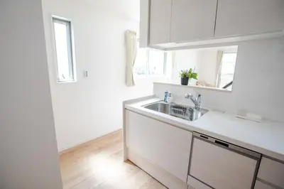 a white kitchen with a sink and a window at \u65b0\u5bbf \u6d89\u8c37 \u539f\u5bbf\u53ef\u591a\u7ebf\u76f4\u8fbe \u6709Wifi \u5c71\u624b\u7ebf\u5927\u7ad9\u6c60\u888b\u8f66\u7ad9\u4e00\u6238\u5efa in Tokyo