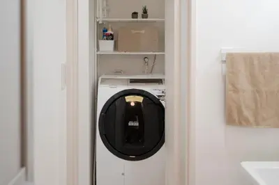 a washer and dryer in a white room at CASA201 1-minute walk from the station, Asakusa, Akihabara, Ginza, Tsukiji, Toyosu, Shinjuku, Shibuya, Narita, Haneda, good access in Tokyo