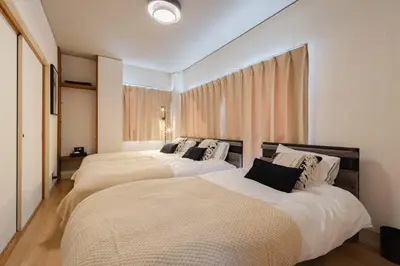 two beds in a hotel room withermottermottermott at LINKAGE STAY Chitose Funabashi in Tokyo
