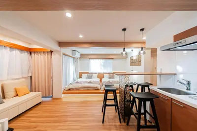 a kitchen and living room with a couch and a bed at Promotion Itabashi , 1 room, Max 4P \u8d85\u9ad8\u6027\u4ef7\u6bd4 \u677f\u6865\u5168\u65b0\u88c5\u4fee \u8bbe\u5907\u9f50\u5168 \u65e0\u7ebf\u7f51\u7edc \u6700\u59274\u4eba in Tokyo