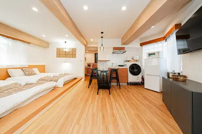 a bedroom with a bed and a kitchen with a table at Promotion Itabashi , 1 room, Max 4P \u8d85\u9ad8\u6027\u4ef7\u6bd4 \u677f\u6865\u5168\u65b0\u88c5\u4fee \u8bbe\u5907\u9f50\u5168 \u65e0\u7ebf\u7f51\u7edc \u6700\u59274\u4eba in Tokyo