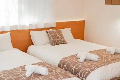 two beds with stuffed animals on them in a bedroom at Promotion Itabashi , 1 room, Max 4P \u8d85\u9ad8\u6027\u4ef7\u6bd4 \u677f\u6865\u5168\u65b0\u88c5\u4fee \u8bbe\u5907\u9f50\u5168 \u65e0\u7ebf\u7f51\u7edc \u6700\u59274\u4eba in Tokyo