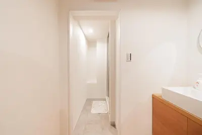 a white bathroom with a sink and a mirror at Promotion Itabashi , 1 room, Max 4P \u8d85\u9ad8\u6027\u4ef7\u6bd4 \u677f\u6865\u5168\u65b0\u88c5\u4fee \u8bbe\u5907\u9f50\u5168 \u65e0\u7ebf\u7f51\u7edc \u6700\u59274\u4eba in Tokyo