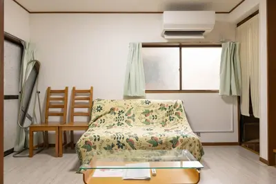 a living room with a bed and a window at \u5927\u798f\u30cf\u30a6\u30b92 in Tokyo