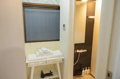 a bathroom with a white sink and a mirror at \u5927\u798f\u30cf\u30a6\u30b92 in Tokyo