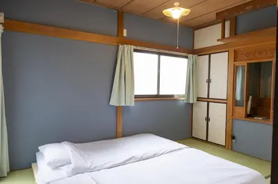 a bedroom with a white bed and a window at \u5927\u798f\u30cf\u30a6\u30b92 in Tokyo