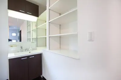 a bathroom with a sink and a mirror at Ks\u897f\u65e9\u7a32\u7530 2F in Tokyo