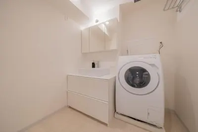 a white laundry room with a washing machine and a sink at \u30ec\u30b8\u30fc\u30f3\u6075\u6bd4\u5bff in Tokyo