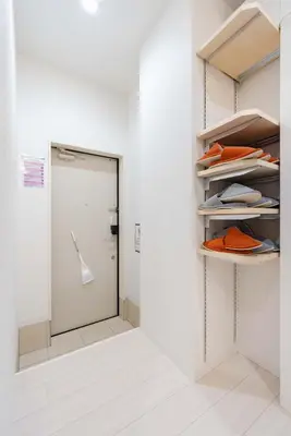 a walk in closet with a door and shelves at \u30a2\u30f3\u30c9\u30b9\u30c6\u30a4\u5343\u4f4f\u4ef2\u753aa in Tokyo