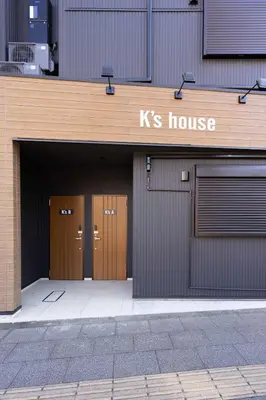 a building with two garage doors and a kings house at \u30a2\u30f3\u30c9\u30b9\u30c6\u30a4\u5343\u4f4f\u4ef2\u753aa in Tokyo
