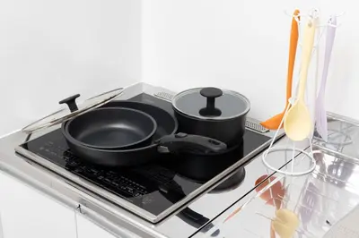 a stove with two pots and pans on it at \u30a2\u30f3\u30c9\u30b9\u30c6\u30a4\u5343\u4f4f\u4ef2\u753aa in Tokyo