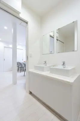 a bathroom with two sinks and a mirror at \u30a2\u30f3\u30c9\u30b9\u30c6\u30a4\u5343\u4f4f\u4ef2\u753ab in Tokyo
