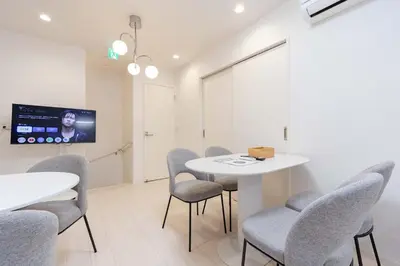 a meeting room with a white table and chairs at \u30a2\u30f3\u30c9\u30b9\u30c6\u30a4\u5343\u4f4f\u4ef2\u753ab in Tokyo