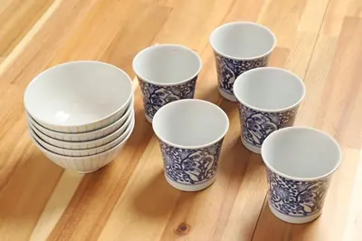 a group of blue and white cups on a wooden floor at \u8c4a\u6d32\u671d\u51ea\u306e\u5bbf in Tokyo
