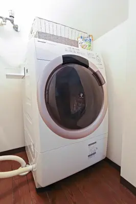a white washing machine sitting in a room at \u8c4a\u6d32\u671d\u51ea\u306e\u5bbf in Tokyo