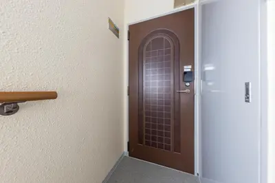 a wooden door in a room with a hallway at \u3077\u3075\u304b\u9580\u524d\u4ef2\u753a Pufuka Monzennakacho in Tokyo