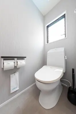 a bathroom with a white toilet and a window at \u3077\u3075\u304b\u9580\u524d\u4ef2\u753a Pufuka Monzennakacho in Tokyo