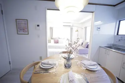 a dining room table with a vase of flowers on it at \u9577\u671f\u5272\u304c\u304a\u5f97 \u6700\u59274\u540d \u897f\u5927\u5cf6\u99c5\u5f92\u6b693\u5206 \u65b0\u5bbf\u76f4\u901a20\u5206\u6771\u4eac\u6ede\u5728\u306b\u6700\u9069TDR \u30b9\u30ab\u30a4\u30c4\u30ea\u30fc\u597d\u30a2\u30af\u30bb\u30b9HOTEL DREAM MUSIC Lavender TOKYO in Tokyo