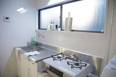 a kitchen with a sink and a window at \u9577\u671f\u5272\u304c\u304a\u5f97 \u6700\u59274\u540d \u897f\u5927\u5cf6\u99c5\u5f92\u6b693\u5206 \u65b0\u5bbf\u76f4\u901a20\u5206\u6771\u4eac\u6ede\u5728\u306b\u6700\u9069TDR \u30b9\u30ab\u30a4\u30c4\u30ea\u30fc\u597d\u30a2\u30af\u30bb\u30b9HOTEL DREAM MUSIC Lavender TOKYO in Tokyo