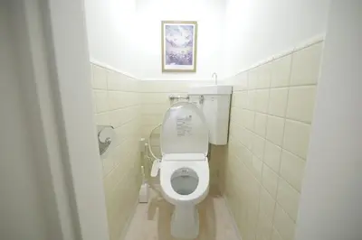 a bathroom with a toilet with a picture on the wall at \u9577\u671f\u5272\u304c\u304a\u5f97 \u6700\u59274\u540d \u897f\u5927\u5cf6\u99c5\u5f92\u6b693\u5206 \u65b0\u5bbf\u76f4\u901a20\u5206\u6771\u4eac\u6ede\u5728\u306b\u6700\u9069TDR \u30b9\u30ab\u30a4\u30c4\u30ea\u30fc\u597d\u30a2\u30af\u30bb\u30b9HOTEL DREAM MUSIC Lavender TOKYO in Tokyo