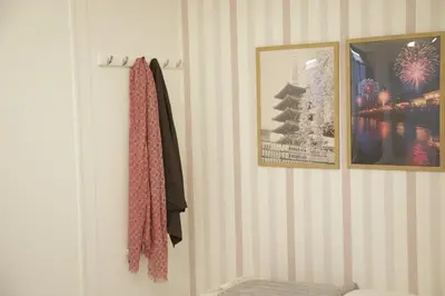 a room with a door with two pictures on the wall at \u9577\u671f\u5272\u304c\u304a\u5f97 \u6700\u59274\u540d \u897f\u5927\u5cf6\u99c5\u5f92\u6b693\u5206 \u65b0\u5bbf\u76f4\u901a20\u5206\u6771\u4eac\u6ede\u5728\u306b\u6700\u9069TDR \u30b9\u30ab\u30a4\u30c4\u30ea\u30fc\u597d\u30a2\u30af\u30bb\u30b9HOTEL DREAM MUSIC Lavender TOKYO in Tokyo