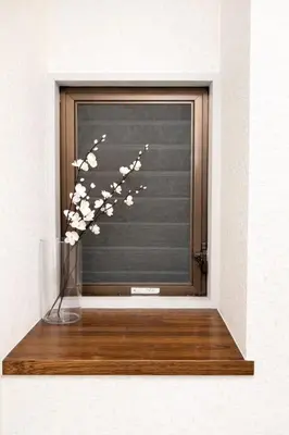 a vase with white flowers in a window at \u99c5\u5f92\u6b691\u5206 \u6210\u7530\u7a7a\u6e2f\u304b\u3089\u76f4\u901a\u99c5 \u7fbd\u7530\u7a7a\u6e2f\u304b\u3089\u76f4\u901a\u99c5 THE\u6771\u4eac\u548c\u98a8\u8cb8\u5207\u65c5\u9928 \u8fd1\u30b9\u30ab\u30a4\u30c4\u30ea\u30fc\u6d45\u8349\u4e0a\u91ce\u9280\u5ea7\u30c7\u30a3\u30ba\u30cb\u30fc 86\u30a4\u30f3\u30c1\u6620\u753bTV\u5ba4 \u9ad8\u901f\u5149Wifi \u9577\u671f\u5272\u5f15 \u516b\u5e83N01 in Tokyo