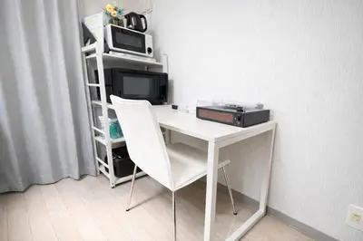 a white desk with a white chair and a tv at \u99c5\u5f92\u6b691\u5206 \u6210\u7530\u7a7a\u6e2f\u304b\u3089\u76f4\u901a\u99c5 \u7fbd\u7530\u7a7a\u6e2f\u304b\u3089\u76f4\u901a\u99c5 THE\u6771\u4eac\u548c\u98a8\u8cb8\u5207\u65c5\u9928 \u8fd1\u30b9\u30ab\u30a4\u30c4\u30ea\u30fc\u6d45\u8349\u4e0a\u91ce\u9280\u5ea7\u30c7\u30a3\u30ba\u30cb\u30fc 86\u30a4\u30f3\u30c1\u6620\u753bTV\u5ba4 \u9ad8\u901f\u5149Wifi \u9577\u671f\u5272\u5f15 \u516b\u5e83N01 in Tokyo