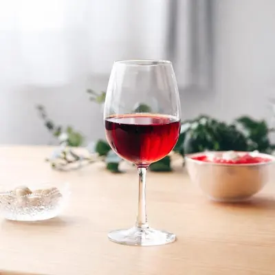 a glass of red wine sitting on a table at \u99c5\u5f92\u6b691\u5206 \u6210\u7530\u7a7a\u6e2f\u304b\u3089\u76f4\u901a\u99c5 \u7fbd\u7530\u7a7a\u6e2f\u304b\u3089\u76f4\u901a\u99c5 THE\u6771\u4eac\u548c\u98a8\u8cb8\u5207\u65c5\u9928 \u8fd1\u30b9\u30ab\u30a4\u30c4\u30ea\u30fc\u6d45\u8349\u4e0a\u91ce\u9280\u5ea7\u30c7\u30a3\u30ba\u30cb\u30fc 86\u30a4\u30f3\u30c1\u6620\u753bTV\u5ba4 \u9ad8\u901f\u5149Wifi \u9577\u671f\u5272\u5f15 \u516b\u5e83N01 in Tokyo