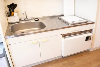 a kitchen with a sink and a dishwasher at \u99c5\u5f92\u6b691\u5206 \u6210\u7530\u7a7a\u6e2f\u304b\u3089\u76f4\u901a\u99c5 \u7fbd\u7530\u7a7a\u6e2f\u304b\u3089\u76f4\u901a\u99c5 THE\u6771\u4eac\u548c\u98a8\u8cb8\u5207\u65c5\u9928 \u8fd1\u30b9\u30ab\u30a4\u30c4\u30ea\u30fc\u6d45\u8349\u4e0a\u91ce\u9280\u5ea7\u30c7\u30a3\u30ba\u30cb\u30fc 86\u30a4\u30f3\u30c1\u6620\u753bTV\u5ba4 \u9ad8\u901f\u5149Wifi \u9577\u671f\u5272\u5f15 \u516b\u5e83N01 in Tokyo