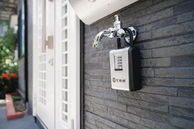 a security tag is attached to a brick wall at Alice \u65e5\u66ae\u91cc \u5c71\u624b\u7ebf\u6b65\u884c6\u5206\u949f \u6210\u7530\u76f4\u8fbe \u4e0a\u91ceAsakusa\u76f4\u8fbe \u6574\u5957\u5bb6\u5ead\u623f in Tokyo