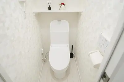 a white bathroom with a toilet and a sink at Alice \u65e5\u66ae\u91cc \u5c71\u624b\u7ebf\u6b65\u884c6\u5206\u949f \u6210\u7530\u76f4\u8fbe \u4e0a\u91ceAsakusa\u76f4\u8fbe \u6574\u5957\u5bb6\u5ead\u623f in Tokyo