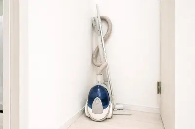 a vacuum cleaner sitting on the floor in a room at Alice \u65e5\u66ae\u91cc \u5c71\u624b\u7ebf\u6b65\u884c6\u5206\u949f \u6210\u7530\u76f4\u8fbe \u4e0a\u91ceAsakusa\u76f4\u8fbe \u6574\u5957\u5bb6\u5ead\u623f in Tokyo