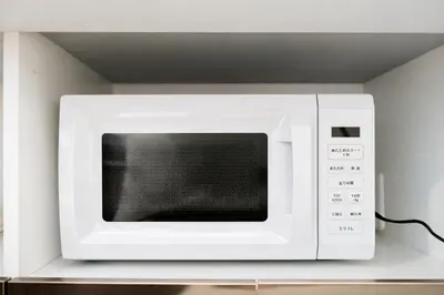 a white microwave oven sitting on top of a counter at Alice \u65e5\u66ae\u91cc \u5c71\u624b\u7ebf\u6b65\u884c6\u5206\u949f \u6210\u7530\u76f4\u8fbe \u4e0a\u91ceAsakusa\u76f4\u8fbe \u6574\u5957\u5bb6\u5ead\u623f in Tokyo