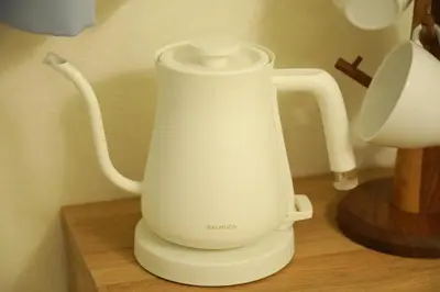 a white blender sitting on top of a wooden table at \u9577\u671f\u5272\u304c\u304a\u5f97 \u6700\u59274\u540d \u897f\u5927\u5cf6\u99c5\u5f92\u6b693\u5206 \u65b0\u5bbf\u76f4\u901a20\u5206\u6771\u4eac\u6ede\u5728\u306b\u6700\u9069TDR \u30b9\u30ab\u30a4\u30c4\u30ea\u30fc\u597d\u30a2\u30af\u30bb\u30b9HOTEL DREAM MUSIC Melody Sky in Tokyo