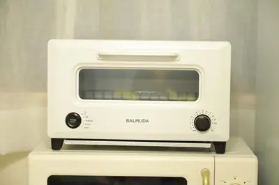 a white toaster oven sitting on top of a stove at \u9577\u671f\u5272\u304c\u304a\u5f97 \u6700\u59274\u540d \u897f\u5927\u5cf6\u99c5\u5f92\u6b693\u5206 \u65b0\u5bbf\u76f4\u901a20\u5206\u6771\u4eac\u6ede\u5728\u306b\u6700\u9069TDR \u30b9\u30ab\u30a4\u30c4\u30ea\u30fc\u597d\u30a2\u30af\u30bb\u30b9HOTEL DREAM MUSIC Melody Sky in Tokyo