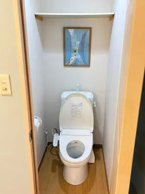 a small bathroom with a toilet with a picture on the wall at \u9577\u671f\u5272\u304c\u304a\u5f97 \u6700\u59274\u540d \u897f\u5927\u5cf6\u99c5\u5f92\u6b693\u5206 \u65b0\u5bbf\u76f4\u901a20\u5206\u6771\u4eac\u6ede\u5728\u306b\u6700\u9069TDR \u30b9\u30ab\u30a4\u30c4\u30ea\u30fc\u597d\u30a2\u30af\u30bb\u30b9HOTEL DREAM MUSIC Melody Sky in Tokyo