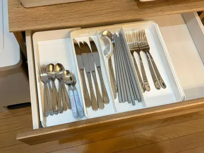 a drawer filled with utensils in a cabinet at \u9577\u671f\u5272\u304c\u304a\u5f97 \u6700\u59274\u540d \u897f\u5927\u5cf6\u99c5\u5f92\u6b693\u5206 \u65b0\u5bbf\u76f4\u901a20\u5206\u6771\u4eac\u6ede\u5728\u306b\u6700\u9069TDR \u30b9\u30ab\u30a4\u30c4\u30ea\u30fc\u597d\u30a2\u30af\u30bb\u30b9HOTEL DREAM MUSIC Melody Sky in Tokyo
