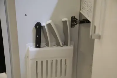 a rack of knives on a wall next to a door at \u9577\u671f\u5272\u304c\u304a\u5f97 \u6700\u59274\u540d \u897f\u5927\u5cf6\u99c5\u5f92\u6b693\u5206 \u65b0\u5bbf\u76f4\u901a20\u5206\u6771\u4eac\u6ede\u5728\u306b\u6700\u9069TDR \u30b9\u30ab\u30a4\u30c4\u30ea\u30fc\u597d\u30a2\u30af\u30bb\u30b9HOTEL DREAM MUSIC Melody Sky in Tokyo