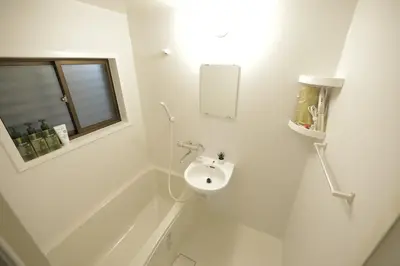 a white bathroom with a sink and a window at \u9577\u671f\u5272\u304c\u304a\u5f97 \u6700\u59274\u540d \u897f\u5927\u5cf6\u99c5\u5f92\u6b693\u5206 \u65b0\u5bbf\u76f4\u901a20\u5206\u6771\u4eac\u6ede\u5728\u306b\u6700\u9069TDR \u30b9\u30ab\u30a4\u30c4\u30ea\u30fc\u597d\u30a2\u30af\u30bb\u30b9HOTEL DREAM MUSIC Melody Sky in Tokyo