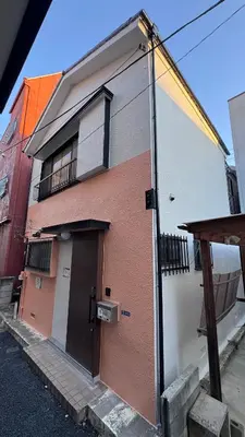 a building with a door on the side of it at Mori Hosue \u8d64\u7fbd\u5357 in Tokyo