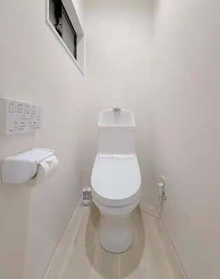 a bathroom with a white toilet in a room at Mori Hosue \u8d64\u7fbd\u5357 in Tokyo