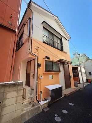 a house with a sink and a window on a street at Mori Hosue \u8d64\u7fbd\u5357 in Tokyo