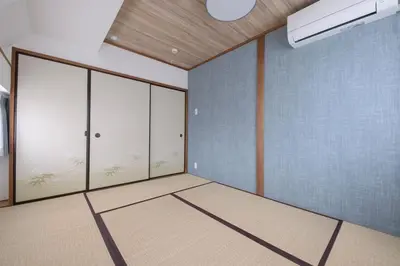an empty room with blue walls and a ceiling at Shinjuku 6-chome City Stay 4F \u65b0\u5bbf6\u4e01\u76ee \u30b7\u30c6\u30a3\u30b9\u30c6\u30a4 4F in Tokyo