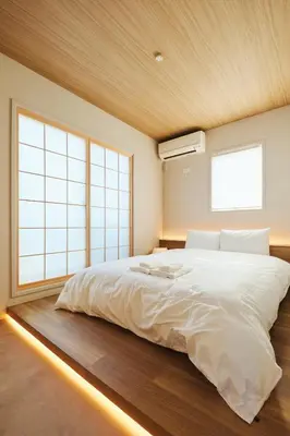 a bedroom with a large white bed and a window at \u82e5\u8449\u30db\u30c6\u30eb in Tokyo