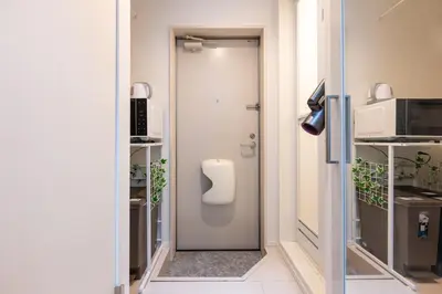 a bathroom with a door with a toilet in it at Tsumugi Yado \u5927\u4e45\u4fdd \u30de\u30f3\u30b9\u30ea\u30fc \u30ed\u30f3\u30b0\u30b9\u30c6\u30a4 in Tokyo