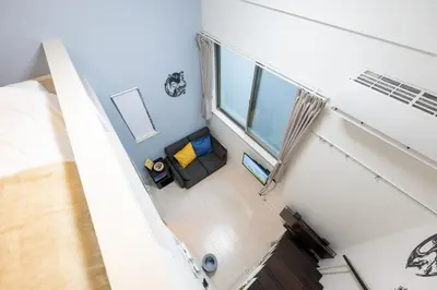 an overhead view of a living room with a couch at Tsumugi Yado \u5927\u4e45\u4fdd \u30de\u30f3\u30b9\u30ea\u30fc \u30ed\u30f3\u30b0\u30b9\u30c6\u30a4 in Tokyo