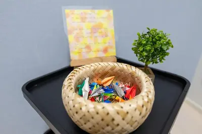 a wicker basket sitting on a table with a plant at Tsumugi Yado \u5927\u4e45\u4fdd \u30de\u30f3\u30b9\u30ea\u30fc \u30ed\u30f3\u30b0\u30b9\u30c6\u30a4 in Tokyo