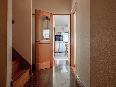 a hallway with a door leading to a dining room at \u685c\u306e\u5ddd79 \u5317\u5343\u4f4f\u5bb6\u5ead\u516c\u5bd36-8\u4eba\u4e28Kita Senju family apartments for 6-8 people in Tokyo