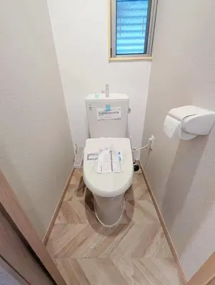 a bathroom with a toilet in a room at \u6d45\u8349\u6a4b\u99c5\u8fd1 \u4ea4\u901a\u4fbf\u5229 8\u540d\u53ef\u5e83\u3005\u4e00\u8ed2\u5bb6 \u4eba\u6c17\u89b3\u5149\u5730\u8fd1\u304f \u79cb\u8449\u539f \u6d45\u8349 \u9280\u5ea7\u81f3\u8fd1 in Tokyo